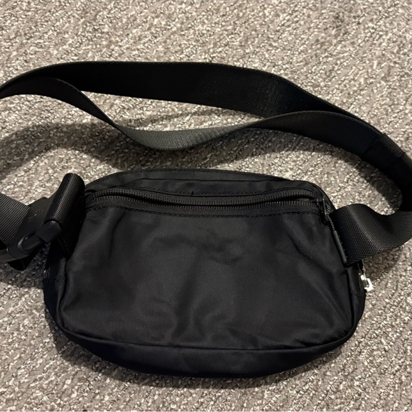 Lululemon Everywhere Belt Bag - Picture 3 of 3